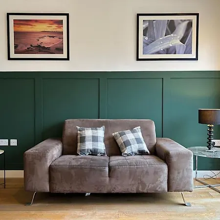 Newly Renovated & Modern 2-Br Close To Canary Wharf